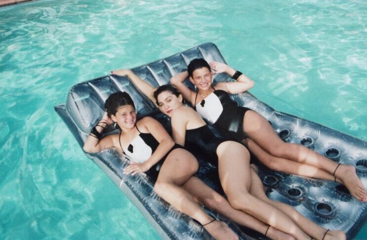 Rare photo of Madonna with Freddy DeMann_s daughters at DeMann_s home in California, 1984